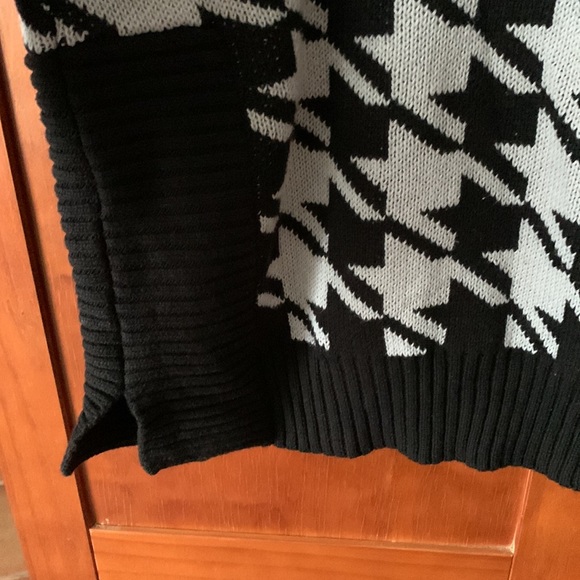 🚨SOLD ELSEWHERE!🚨Men’s Bold Houndstooth Turtleneck Sweater with Drop Sleeve - Picture 3 of 5